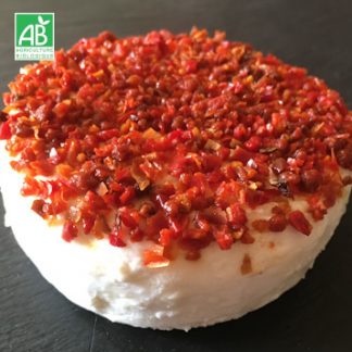 Fromage frais aromatisé d'une fine couche de poivron rouge.